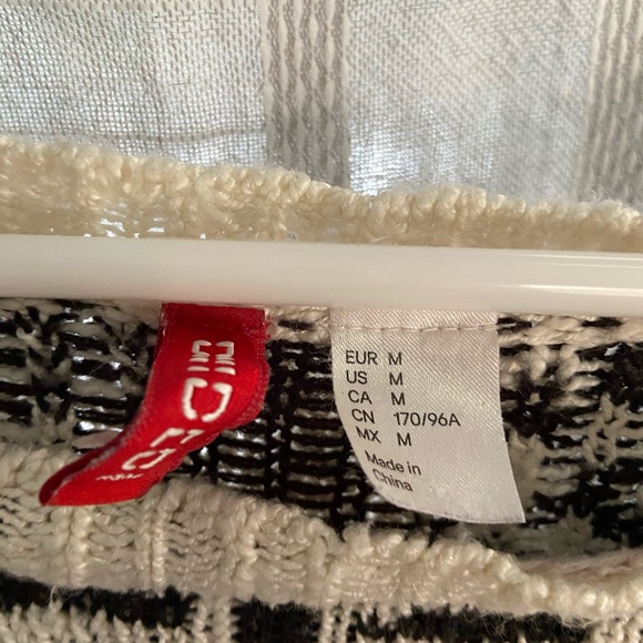 H&M cropped sweater. Hi-lo cut. - Picture 4 of 5